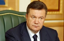 Янукович критикует Порошенко